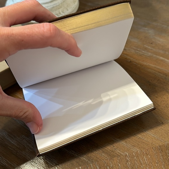 Burberry leather notebook and vintage key chain - Picture 7 of 12